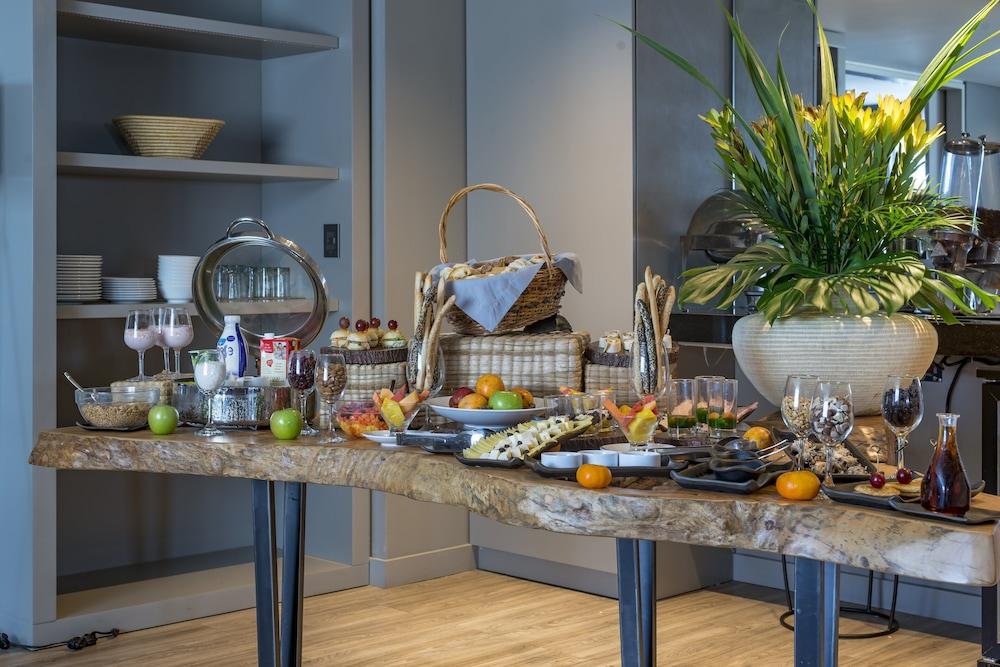 Movich Buro 51 Barranquilla (Atlantico) Exterior foto A buffet table