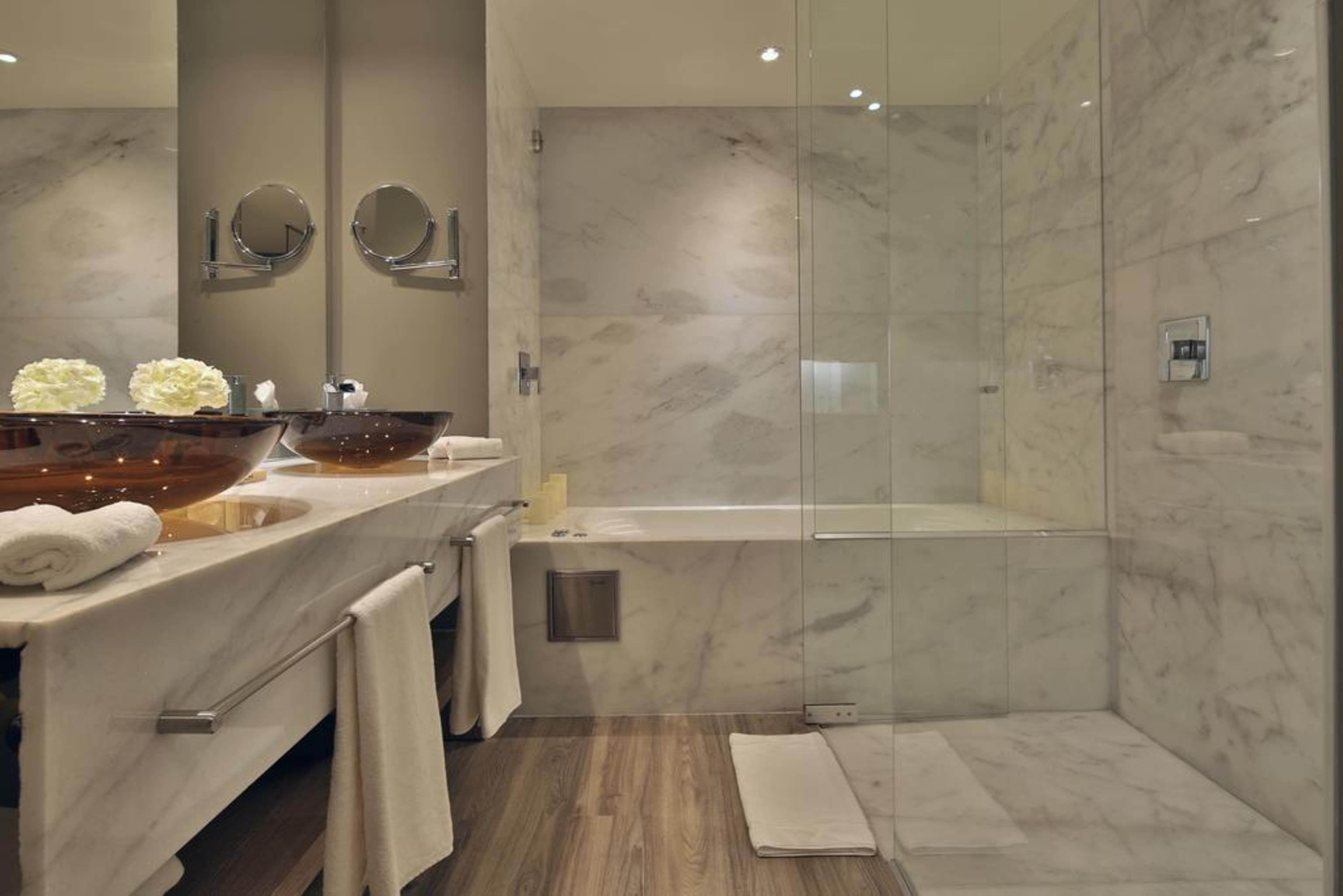 Movich Buro 51 Barranquilla (Atlantico) Exterior foto A shower enclosure with a fixed glass door