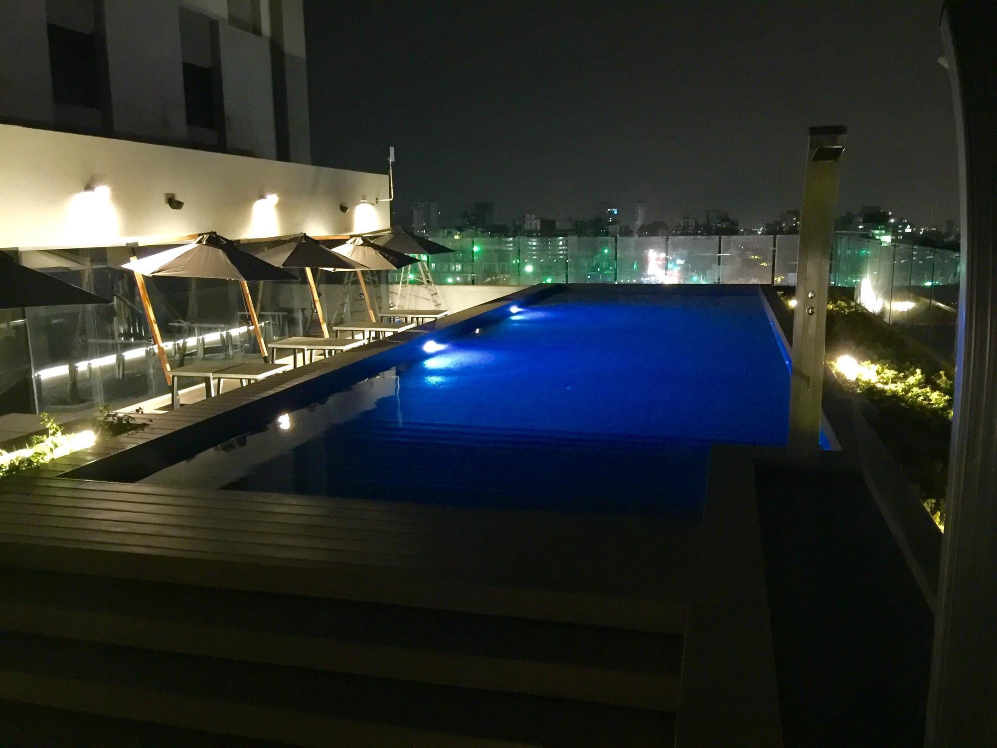Movich Buro 51 Barranquilla (Atlantico) Exterior foto Rooftop pool at the hotel