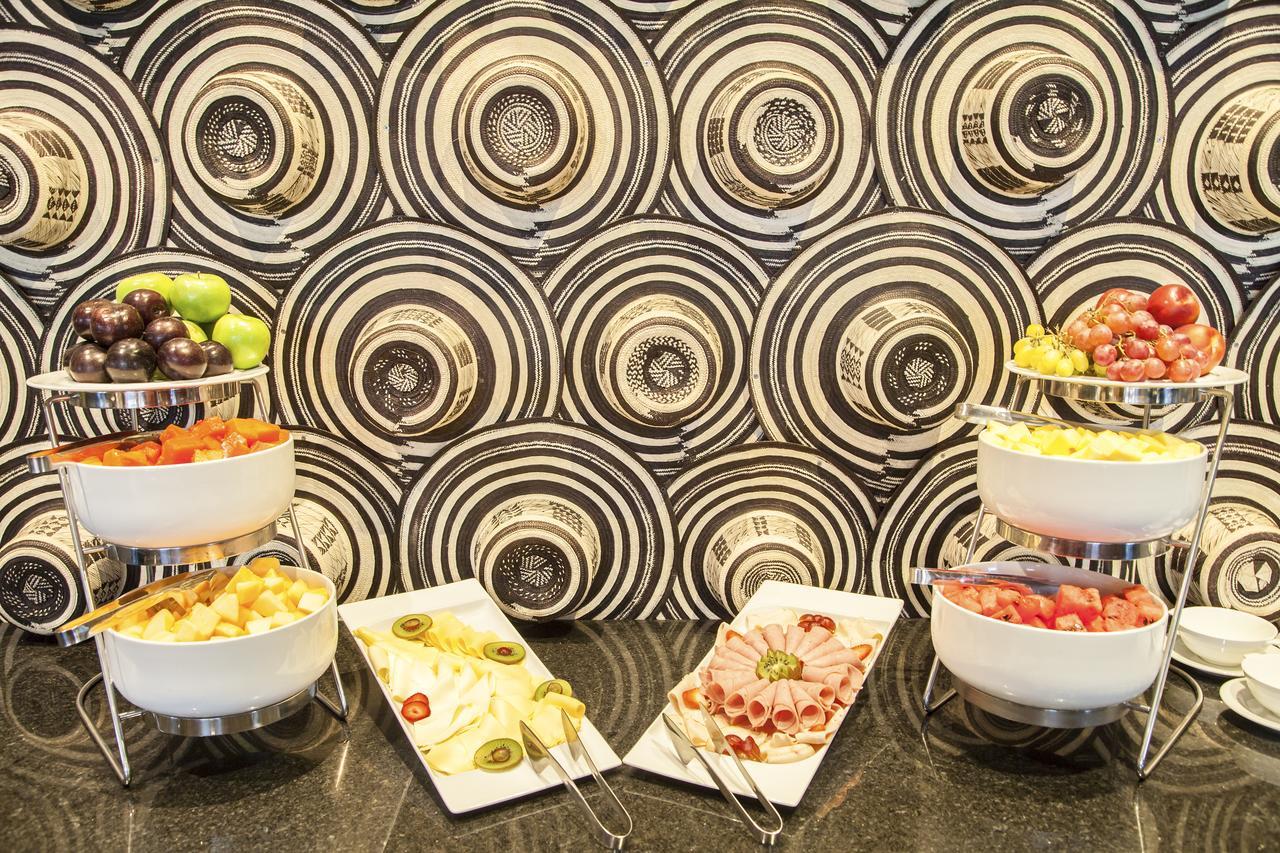 Movich Buro 51 Barranquilla (Atlantico) Exterior foto A selection of cold cuts at a buffet